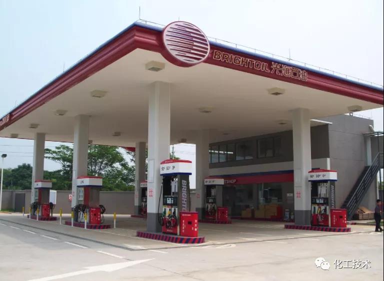 帶領(lǐng)公司向互聯(lián)網(wǎng)方向轉(zhuǎn)型，大規(guī)模發(fā)展欠債累累