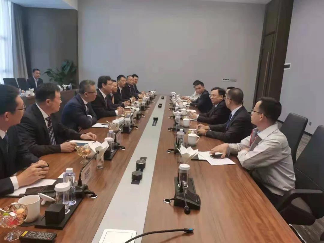 比亞迪董事長兼總裁王傳福與玲瓏輪胎董事長、總裁王鋒親切交流