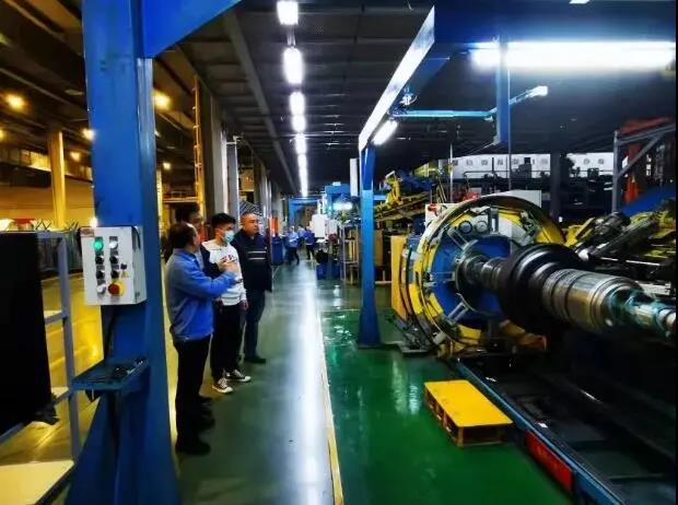 來訪專家與萬力軌道輪胎項目、質(zhì)量管理等相關(guān)負(fù)責(zé)人