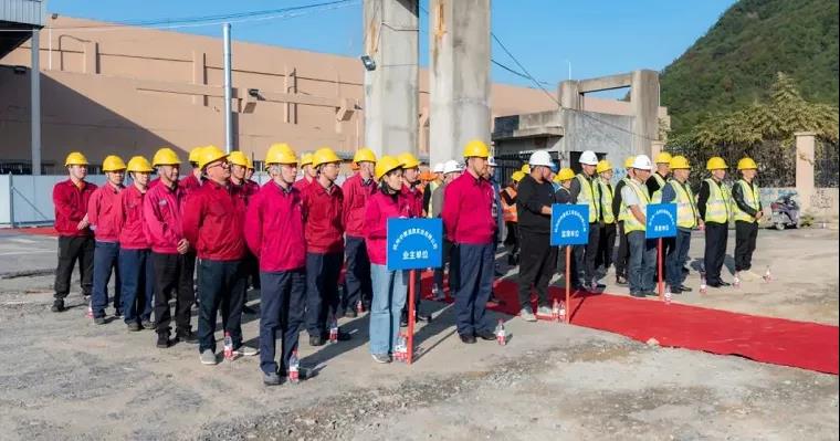 項目業(yè)主單位、建筑單位和監(jiān)理單位以及其他項目參與人員共同出席了開工儀式