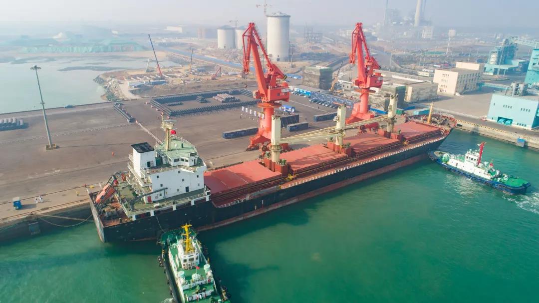 山東港口阿聯(lián)酋輪胎海外倉“青島港—阿布扎比”件雜貨首船起航 山東港口阿聯(lián)酋輪胎海外倉“青島港—阿布扎比”件雜貨首船起航