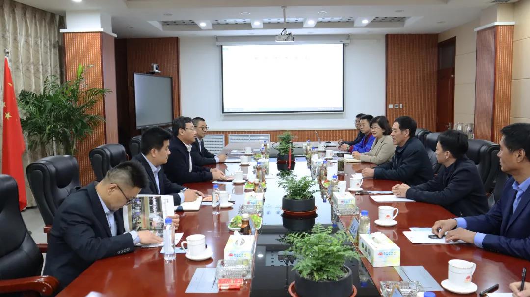 公司黨委書記竇寶森、董事長竇勇、總經(jīng)理鄭洪霞等公司領(lǐng)導(dǎo)陪同